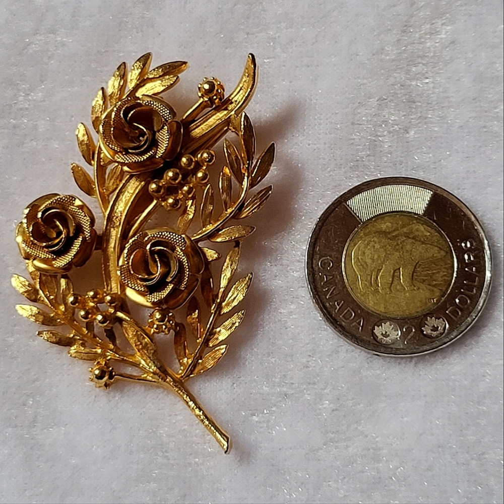 ✨️Host Pick✨️ Vintage Gold ToneTriple Rose Brooch / Pin - Picture 3 of 3